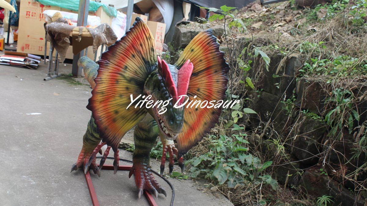 Customized Life-Size Moving Animatronic Dilophosaurus for Theme Parks Displays